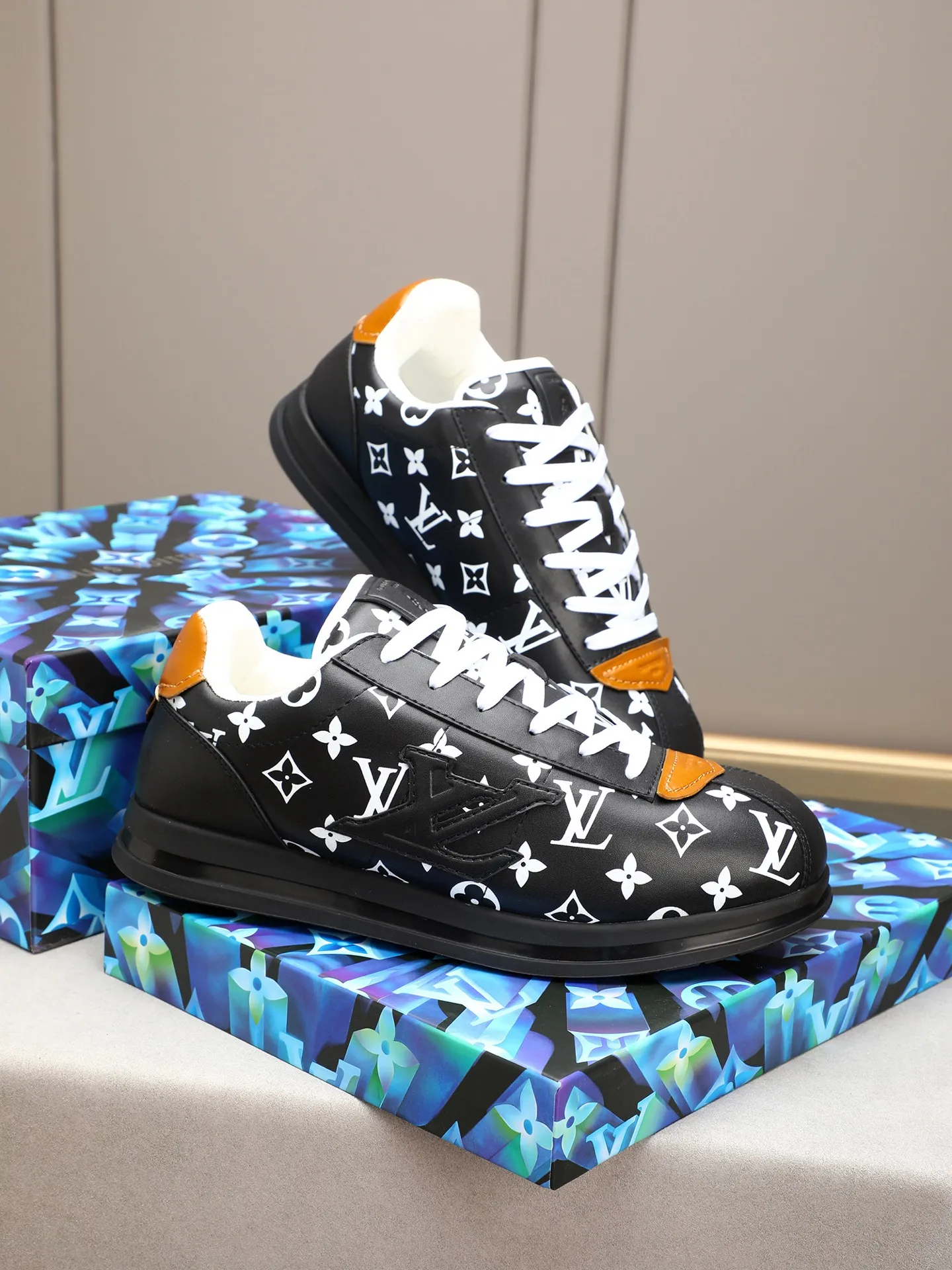 Men's Men's Shoes 💰500 LV Louis Vuitton L Jialu Brand Runner Tatic Series Thick-soled Casual Sports Shoes Running Shoes Original purchase, development, production This LV Runner Tatic sports shoe combines technical materials such as mesh fabric and ribbons to interpret the inspiration of traditional mountaineering shoes. LV letters are written on one side, the lariat buckle of the quick lacing system is embellished with Monogram flowers and Louis Vuitton logos, and the light and wear-resistant rubber outsole completes the whole. ▪️Fabric: Original imported cowhide + mesh ▪️Inner lining: Original customized breathable mesh ▪️Sole: Original open-molded anti-slip rubber combination material ▪️Size: Men's 40-44 (45 46 customized)